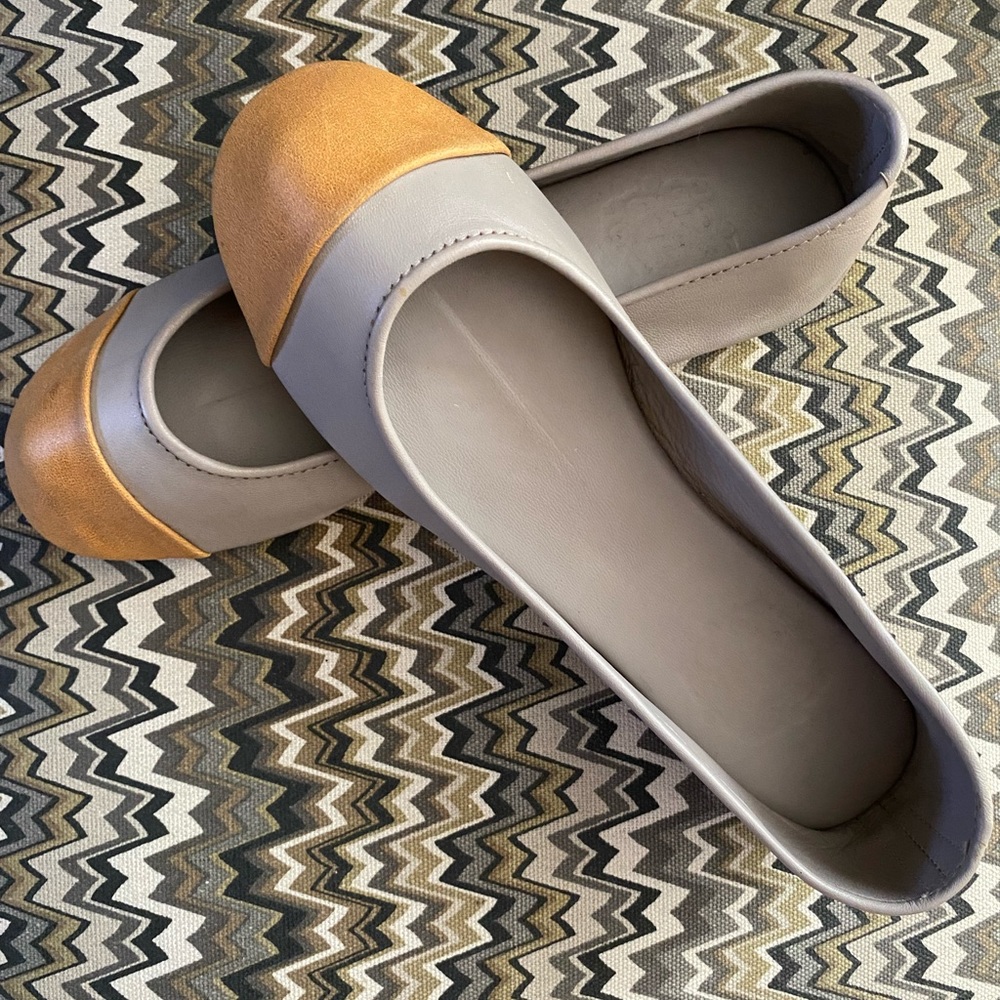 Never worn leather cap toe ballet flats. Size 7